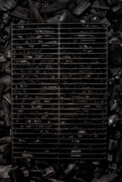 Coal backgraund withe black grate black background top view - Foto, immagini