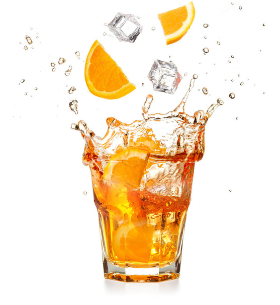 оранжевые ломтики и кубики льда падают в брызги коктейля изолированы на белом фоне
 - Фото, изображение