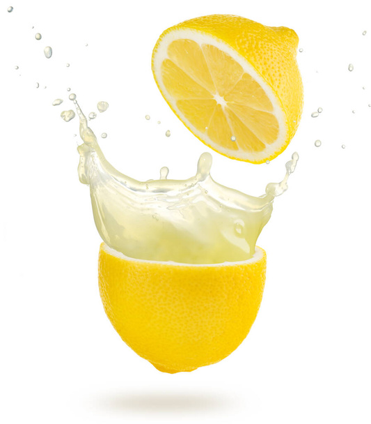 レモネードが切り出されたレモンから飛び出し - 写真・画像