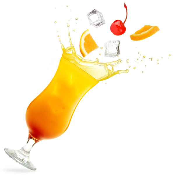 fruit tombant dans un verre incliné de tequila lever de soleil isolé sur fond blanc
 - Photo, image