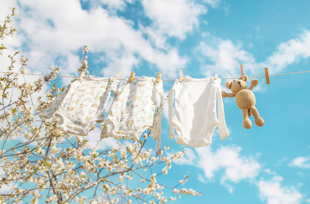 Baby clothes are drying on the street. Selective focus. nature. - Foto, Imagem