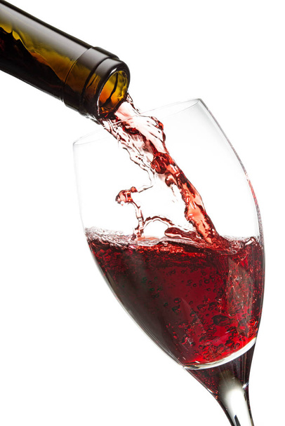 üvegből fehér üvegbe öntött vörösbor - Fotó, kép
