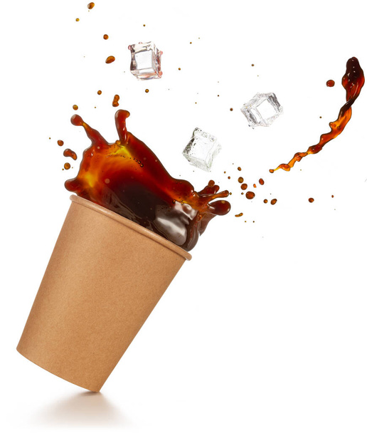 Eiswürfel, die in einen spritzenden Take-Out-Kaffee fallen, isoliert auf weiß - Foto, Bild