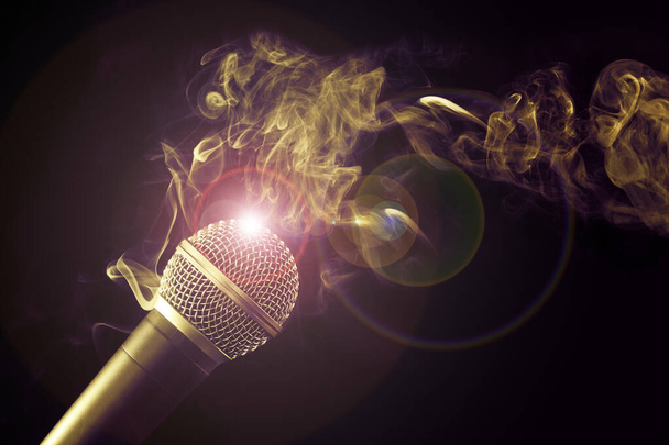 mikrofon és örvény füst fekete háttér - Fotó, kép