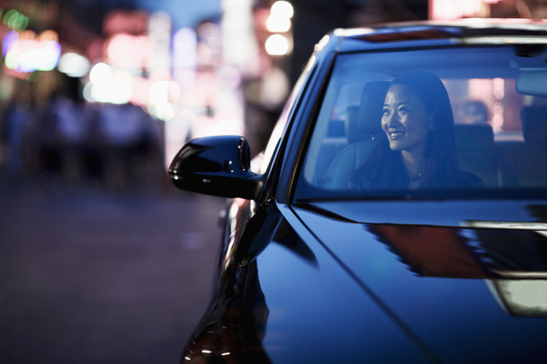 γυναίκα που ψάχνει μέσα από το παράθυρο του αυτοκινήτου - Φωτογραφία, εικόνα