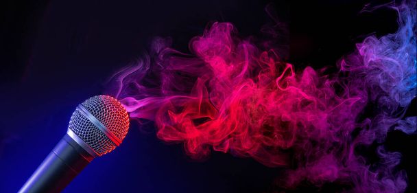 мікрофон у фіолетово-блакитному димі на чорному фоні
 - Фото, зображення
