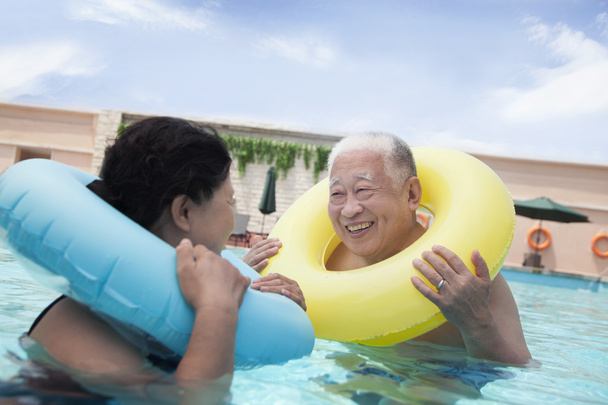 Seniorenpaar entspannt im Pool - Foto, Bild