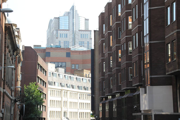 Apartamentos clásicos en un barrio de Londres
 - Foto, Imagen