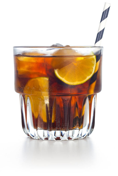 gros plan de whisky et de boisson au cola isolé sur fond blanc
 - Photo, image
