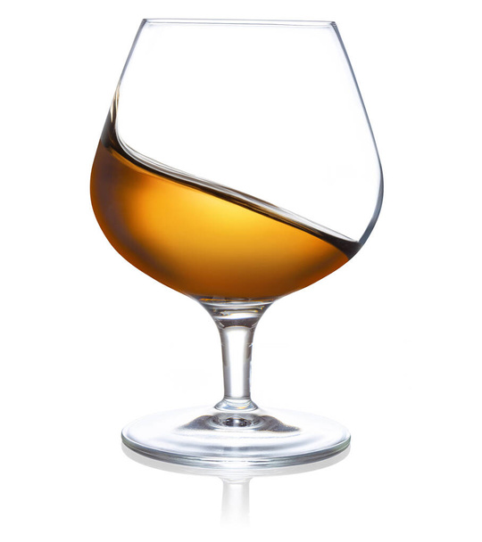 Welle von Brandy in einem Glas isoliert auf weißem Hintergrund - Foto, Bild