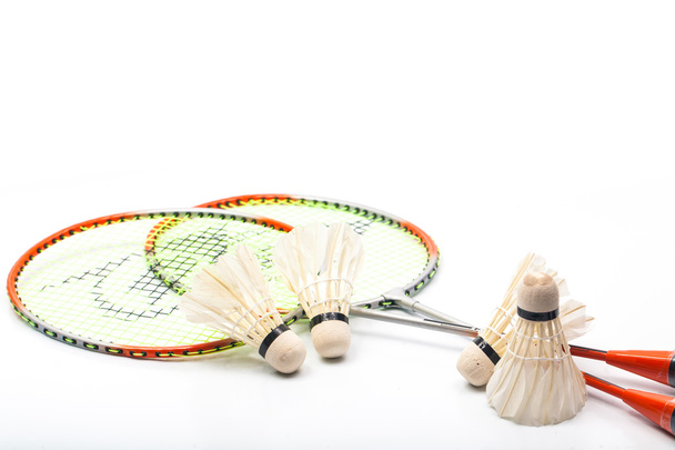 badmintonová raketa a shuttlecock izolované na bílém - Fotografie, Obrázek