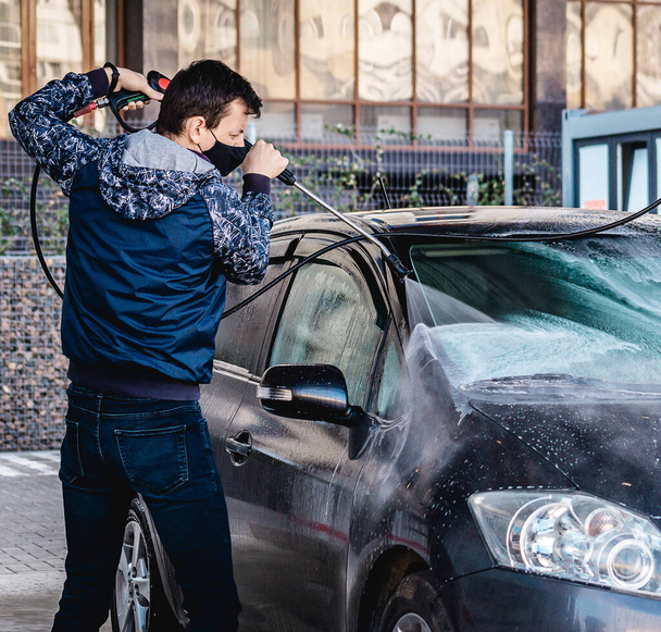 o cara lava o carro ele mesmo durante coronavírus
 - Foto, Imagem