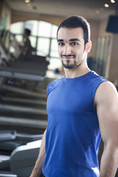 Jovem homem musculoso no ginásio
 - Foto, Imagem