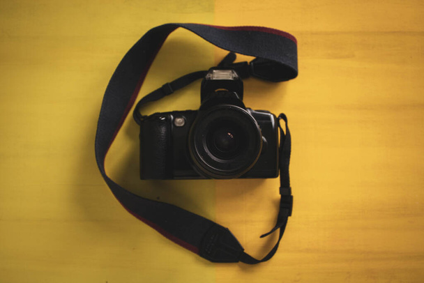 camera reflex op focus geïsoleerd op zwarte achtergrond - Foto, afbeelding