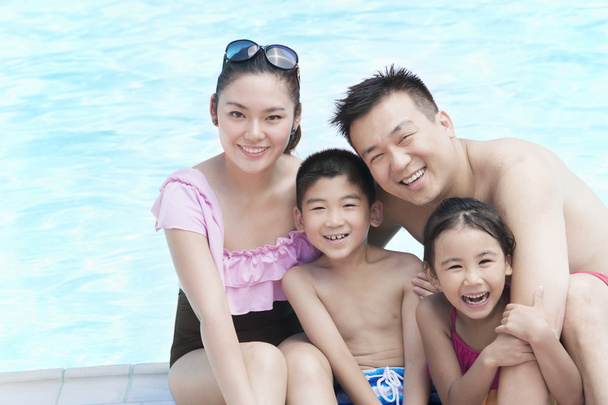 Famille souriant près de la piscine
 - Photo, image