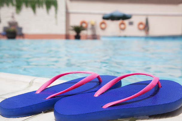 Tongs bleues au bord de la piscine
 - Photo, image