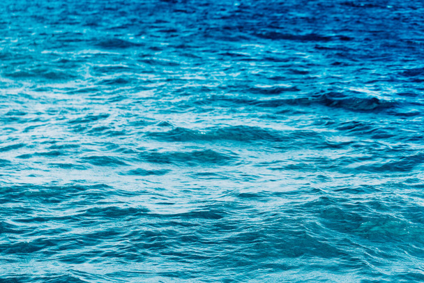 Leuchtend blauer Ozean mit glattem Wellenhintergrund. - Foto, Bild