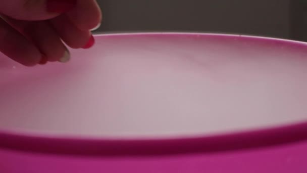 Beaucoup de brouillard de glace carbonique dans une grande assiette rose
 - Séquence, vidéo
