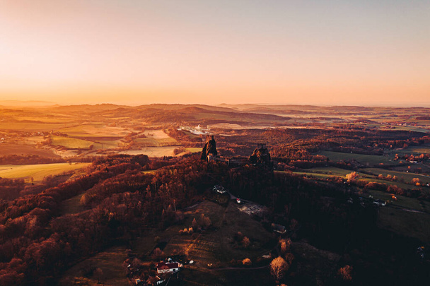 Trosky Castle is a castle ruin in Liberec Region, Czech Republic. Is on the summits of two basalt volcanic plugs. The castle is a landmark in the countryside known as Bohemian Paradise. - Foto, Imagem