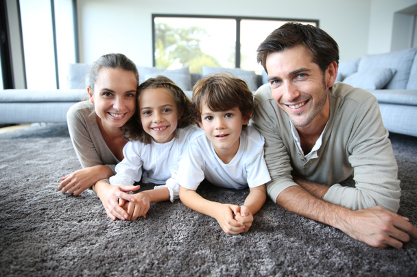 Hymyilevä perhe kotona
 - Valokuva, kuva
