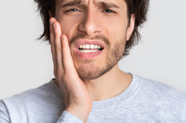 歯の健康とケアの概念。痛みを感じる男 - 写真・画像