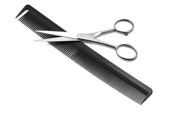Ciseaux et brosse à cheveux isolés sur blanc - Photo, image