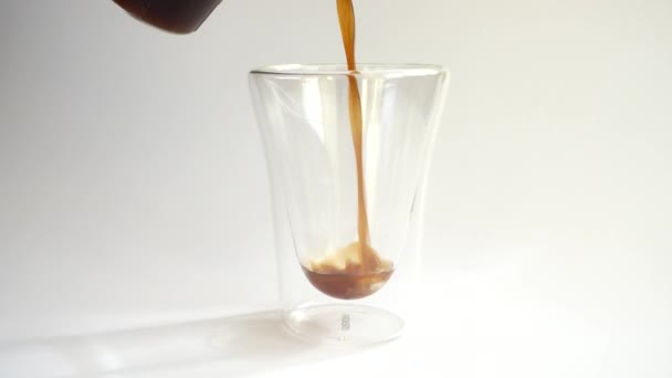 Preparation of cold espreso coffee with ice. - Video