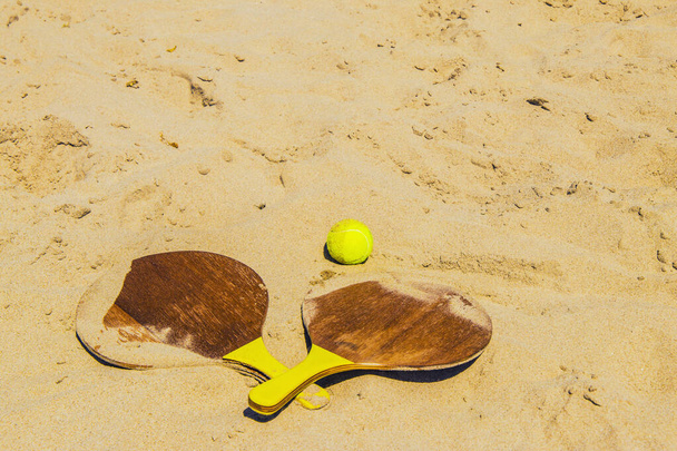 Holzschläger auf dem Sand am Strand - Foto, Bild