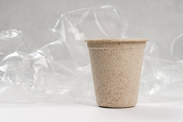 eldobható cukornád csésze előtt álló gyűrött műanyag poharak - Fotó, kép