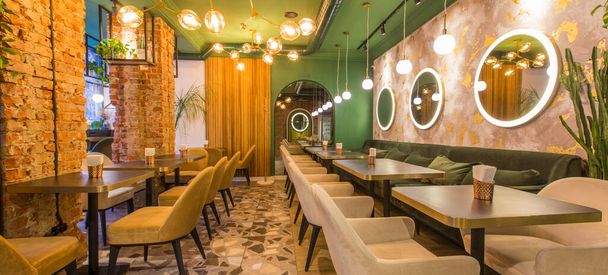 Nuevo y limpio restaurante de lujo en estilo europeo, decoración de espejos redondos
 - Foto, imagen