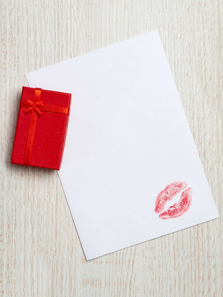 milostný dopis s dárkem na stole - Fotografie, Obrázek