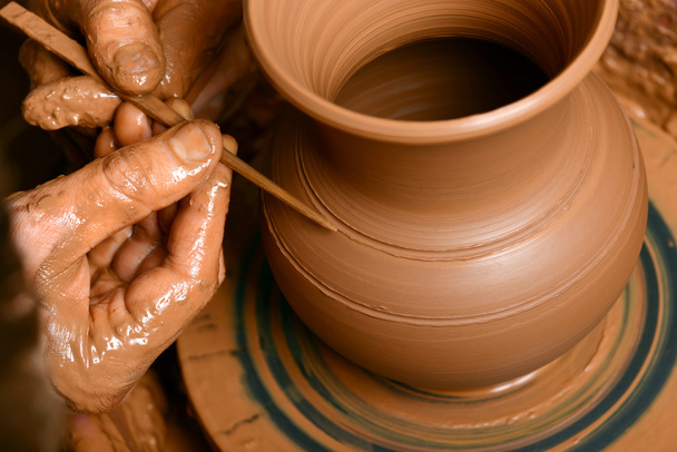 陶芸家の手、円上に土瓶を作成します。 - 写真・画像