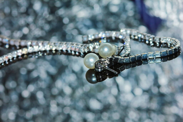 背景にマクロの女性の美しい真珠のイヤリング - 写真・画像