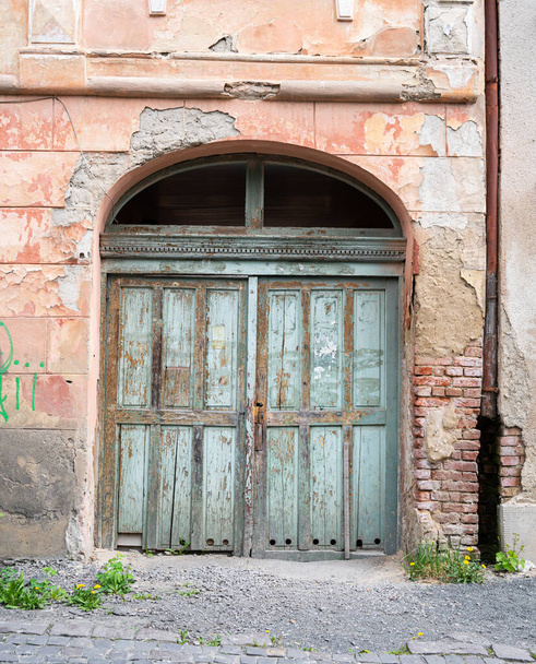  Старая деревянная входная дверь
 - Фото, изображение