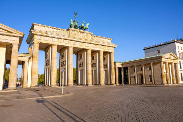 Το περίφημο Brandenburger Tor στο Βερολίνο νωρίς το πρωί χωρίς ανθρώπους - Φωτογραφία, εικόνα