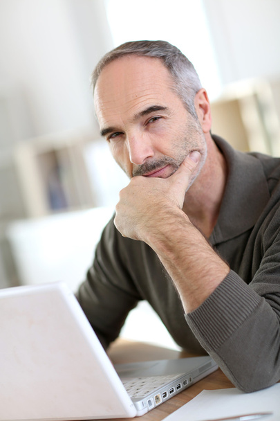 Senior man working with laptop - Φωτογραφία, εικόνα