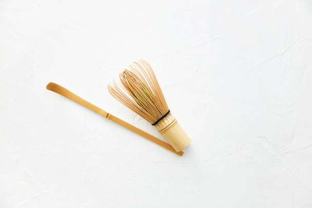 Bamboo frusta e chashaku cucchiaio di bambù per matcha tè verde su sfondo bianco
. - Foto, immagini