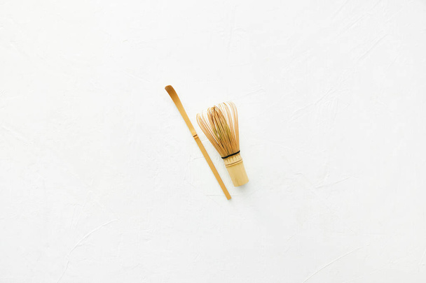 Batidor de bambú y cuchara de bambú chashaku para té verde matcha aislado en blanco
. - Foto, imagen