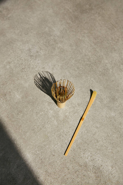 Batedor de bambu e colher de bambu de chashaku para chá de matcha em um fundo cinza
. - Foto, Imagem