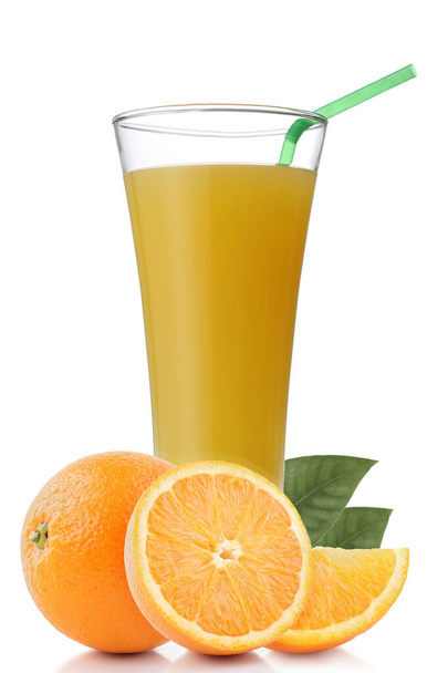 Sklenice pomerančové šťávy a plátky oranžové ovoce izolovaných na bílém pozadí - Fotografie, Obrázek