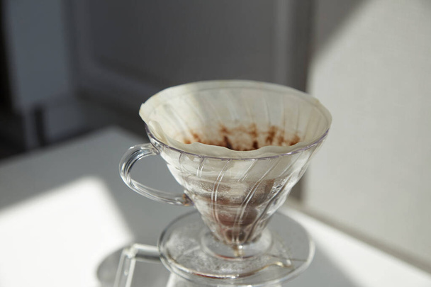 Café moído natural é fabricado de uma forma alternativa. Despeje-sobre a água quente através do filtro
. - Foto, Imagem
