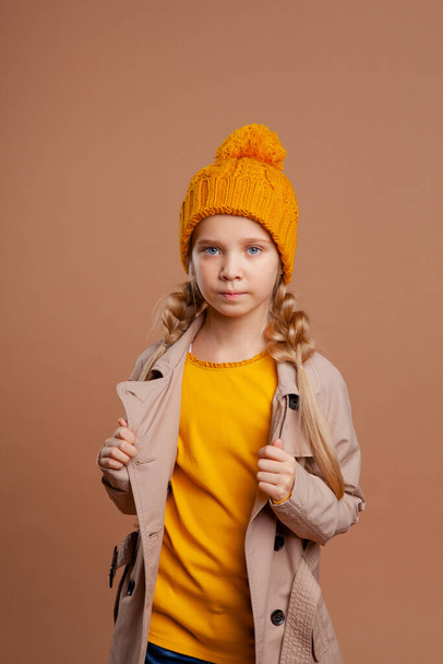 menina de cabelos longos em roupas de outono (capa, chapéu quente
) - Foto, Imagem