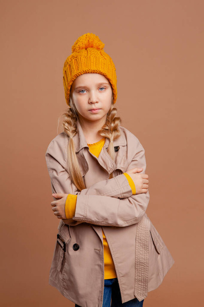 dlouhosrstá dívka v podzimním oblečení (plášť, teplý klobouk) - Fotografie, Obrázek