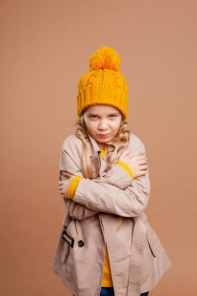 秋の服を着た長髪の女の子(マント、暖かい帽子)) - 写真・画像