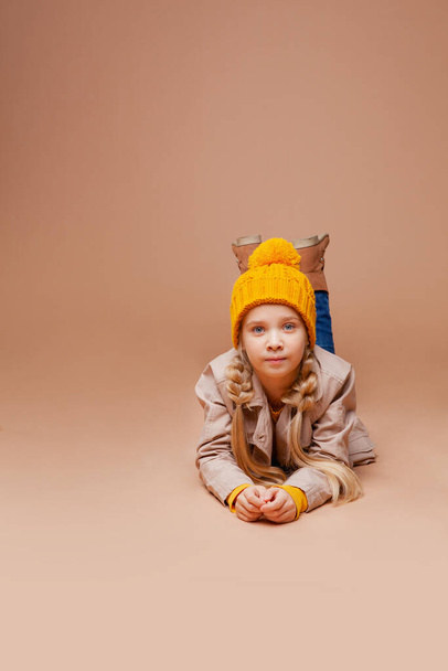 μακρυμάλλη κοπέλα με φθινοπωρινά ρούχα (μανδύας, ζεστό καπέλο)) - Φωτογραφία, εικόνα