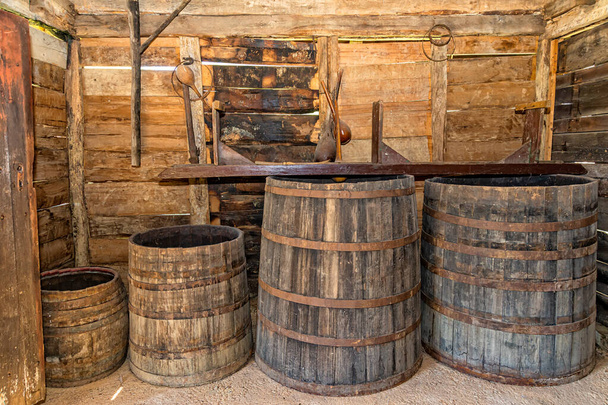 Старі дерев'яні бочки в підвалі
 - Фото, зображення