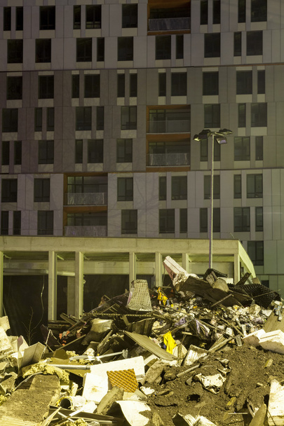 Basura o escombros frente a zona residencial
 - Foto, Imagen