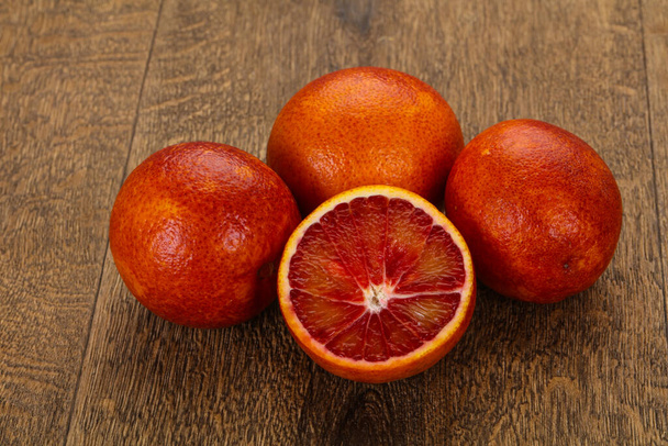 Montón de naranja rojo dulce sobre la mesa
 - Foto, imagen