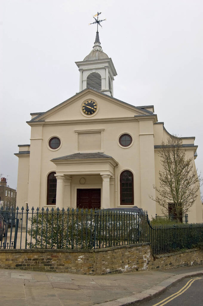 St John, Downshire Hill, Hampstead, Kuzey Londra 'daki Gürcistan Kilisesi manzarası. - Fotoğraf, Görsel