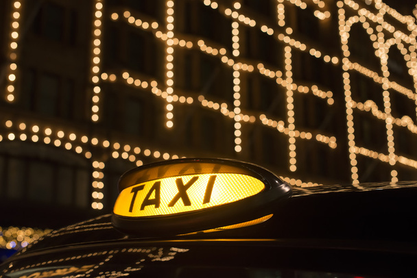 Taxi in London in front of a shopping center - Fotografie, Obrázek